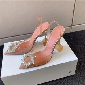 Amina Muaddi Women Sandals Begum Crystal Amempellished Buckle PVC Pumps Luxury Designers Dress Shoe本物の牛ひもを完全に復元95mmレディースシューズ04