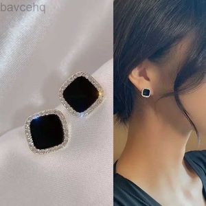 Schals koreanische Stil Zirkon schwarzer Harz Square Ohrstolme für Frauen elegante luxuriöse geometrische Ohrringe 2024 Modetrends Schmuck Geschenke D240426