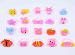 Whole 50pcs Dzieci 039s Animal Animal Fruit Princess Candy Mermaid Ring Girl Biżuter Pierścienie dla dzieci Prezent zabawek 9404061