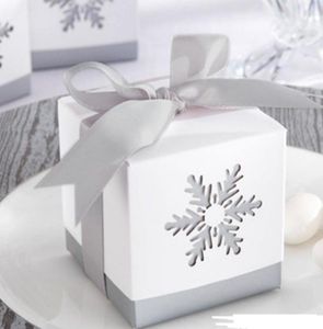 Snowflake Candy Box Geburtstag Hochzeitsfeier Square Hollow Favor Boxen mit grauem Band Bogen Halloween Weihnachtsgeschenk Geschenkwrap 6x2926140