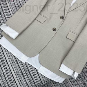 Damskie garnitury Blazers Designer 24 Early Spring Collection Letter Patch Embelishment Extishment Contrasting Kolor Minimalist Ruit Fake Dwuczęściowy kurtka