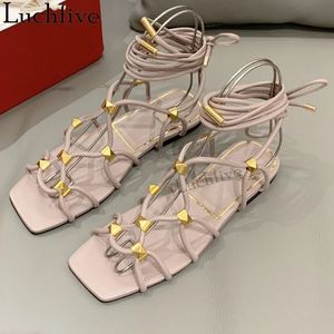 Ethnischer Stil Verband flacher Nieten Sandalen Frau Schmalband Designer Hollow Marke Sandalen Sommer Luxus Freizeit Beach Sanda 240415