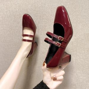 Kırmızı Patent Deri Mary Janes Ayakkabı Yaz Moda Meydanı Ayak Parmağı Pompaları Konforlu Tıknaz Topuk Bayanlar Tek Ayak Ayakkabı 240425
