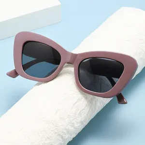 Solglasögon kattögonform kvinnors europeiska amerikansk stil UV -skydd trendiga solglasögon festklubb visar kvinnlig solglasögon