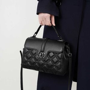 2024 Damer pendlare äkta läder kvinnors väska stor kapacitet mammor crossbody high end känsla handväska