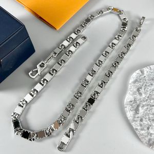 Modedesigner bunden upp halsband armband män kvinnor toppkvalitet rostfritt stål silverfärg metall graverad v bokstav blomma tjocka kubanska kedje smycken uppsättningar m0921m