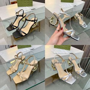 Kvinnor Summer Fashion Sandals Designer Bekväm och vackert kristallarbete Hög klackar Elegant Holiday Model Wedding Shoes