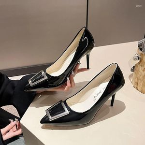 Elbise ayakkabıları 2024 trend sivri uçlu orta topuklu kadın sığ sandalet sonbahar moda iş pompaları parti chaussure femme