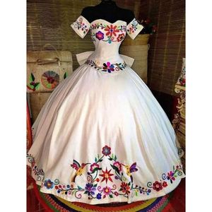 Broderi mexikansk quinceanera blomma långa charro korta klänningar ärmar av axel älskling halsring prinsessan prom boll klänning 15 vestido xv anos
