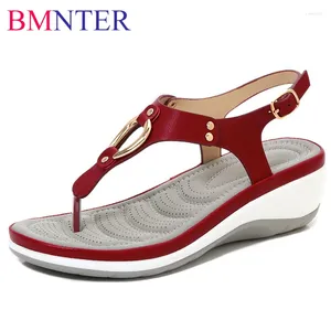 Klänningskor Kvinnor kilsandaler 2024 Summer Beach Solid Color Flip Flops för Clip Toe Ladies Buckle Strap Low Heel