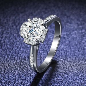 Sier S925 Sterling Ring Mosangshi Anel de ponta Lady Ring Hollow Four Claw Claw Classic Crown Proposta