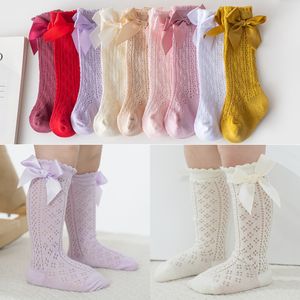 Baby Kids Ribbon Bows Prinzessin Socken Mode Mädchen Baumwoll Stricken Knie hohe Socken Spanienstil Kinder hohl atmungsaktive Beine Z7892