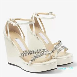 2024 Lyxvarumärken Summerklara Bing Sandaler Skor för kvinnor Comfort Wedges Latte Nappa Leather Crystals Two Toe Straps High Heels Dress Party Wedding High Heel Shoe Shoe