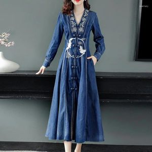 Abiti casual design stile bobina bobina abbuffata ricamata in denim a v-collo che sottile cheongsam 202421 donne autunnali