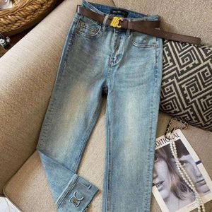 2024 Kobiet dżinsów Projektantki Modna metalowa litera graficzne dżinsowe spodnie o wysokim stanu luźne, proste skórne spodnie KL668