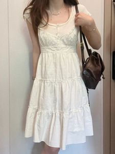Lässige Frauen weiße vordere Knöpfe Spitze Spleiß Sling Kleid Sommer Vintage Square Kragen ärmellose weibliche schicke Unterteile 240418