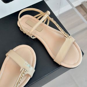Designer di sandali da donna classico pelle di pecora con slivback a catena scarpa per scarpa per il piacere regolabile con fibbia casual scarpa da spiaggia da spiaggia per esterni 24ss flip estivi muli muli