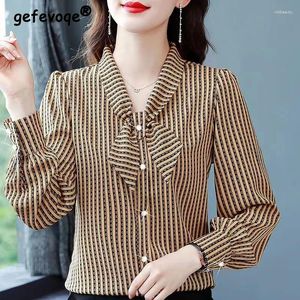 Kvinnors blusar kläder 2024 Summer Korean Style Bow Striped Print Elegant Blue Chic Pärled 3/4 Sleeve Loose Office Lady Shirt Blusaas