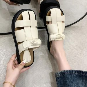 Scarpe casual estate mezzo pacchetto piatto in stile romano sandali da donna designer morbido in pelle arco intrecciata in tessuto da esterno da donna pantofole