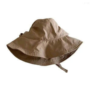 Szerokie brzegowe czapki solidne lakierki kapelusz stylowy koronkowy Bucklet do ochrony przeciwsłonecznej w stylu na zewnątrz zwinięta kopułka z wiatrówką plażą