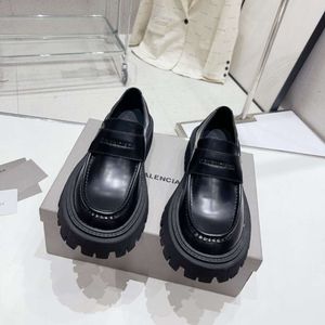 24 Autumn New Paris tjocka solade loafers, kvinnors brittiska singelskor, en fot med hög stigning små läderskor