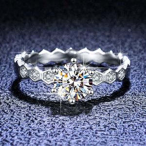 Eleganter amerikanischer Moissanite Bienenstock 1 Sechs Klauen Ehering S925 Sterling Sier plattierte Platin -Frauenring