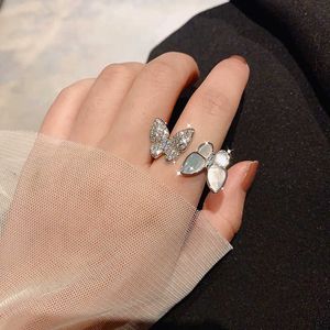 Anel de jóias de alto custo de desempenho RingsLight Luxury Butterfly Ring Feminina nova moda ligeiramente incrustada com vnain comum