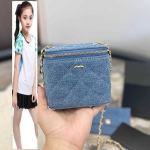 Barn väskor klassiska bärbara kvinnor denim kosmetisk väska liten guld boll justerbar kedja diamantgitter quiltad mini crossbody designer väska lyx handväska mynt handväska 1