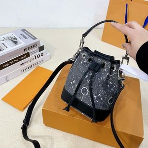 24SS Women's Luxury Designer Denim Mini Bucket Bag Women's Tote Shoulder Bag Crossbody Bag bär lätt dagliga tillhörigheter 16 OUET