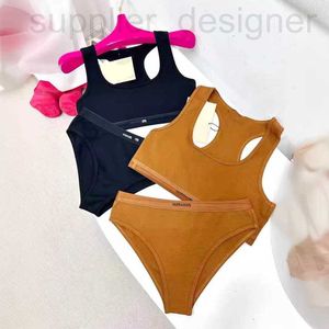 Frauen zweisteuelischer Hosen Designer Shenzhen Chaopai 2024 Frühling/Sommer Neues Set mit vielseitigen Buchstaben, lässig würzig Mädchen Kurzmodie Tanktop T6QD