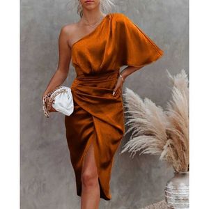 Urban Sexy Dresses Women One Shoulder Batwing Sle Slim-Fit Midi Dress Sexig Asymmetrical Ruched Wrap Split High midje Bodycon Drop Shipping D240427