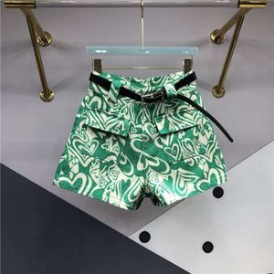 Short in denim stampati in modo irregolare verde per abiti estivi da donna Nuovi pantaloni caldi a gamba a larga gamba a vita alta versatile.