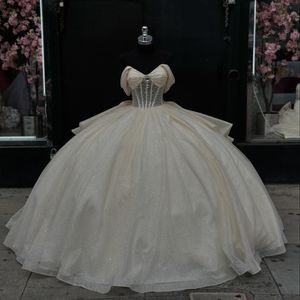 Beige från axeln quinceanera klänning 2024 bollklänning pärlor kristall big bow tull för söt 16 paljett prinsessa vestidos 15 de xv