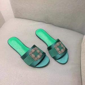 Scarpe sandali in seta verde di moda per donne pantofole di sandalo house slipper black beach cuoio tallone piatto strass di alto senso indossare le scarpe da outfit quotidianamente classiche