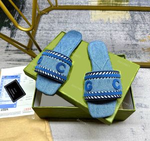 Nyaste bilder designer tofflor kvinnors glidsandal med manus mulor dekorativ handskrivande tofflor ljusblå denim tyg strand utomhus skor platt