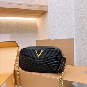 23SS Mens Women Luxurys Designer Totes väskor Hot Sale Läderhandväska Shouder Crossbody Ladies Camera Bag 23cm OMVVT