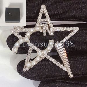 Stars Brooches Vogue Men Womens Designer Brand Letter Brooch 18K Gold Inlay Crystal Rhinestone Pearl Jewelry Broche Charm Pins Marry Christmas Party Gift with Box