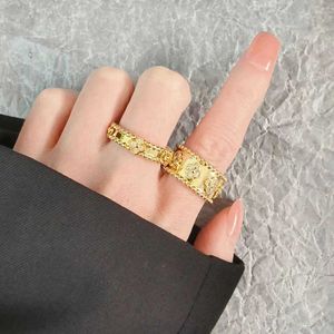 Designer High Version High Version Four Leaf Grass Kaleidoscope Ring for Female 18K Rose Gold Wide med en rad stjärnspinnade ringar