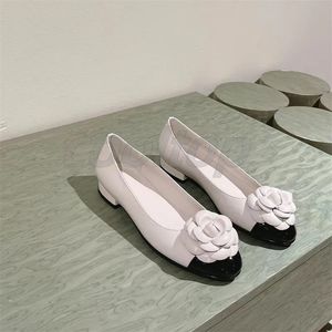Ballet Flats Designer Sapatos planos femininos de couro genuíno genuíno de salto grosso sapatos de barco sapatos de casamento festas e banquetes sapatos de vestido pães de pele de carneiro