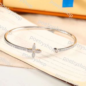 Bangle Luxury Designer Women Bracelet Stainless Steel Clover Bracelet Classic Fashion Diamond Jewelry Gold Bracelet Silver Bracelet No Fade No Allergy Memorial