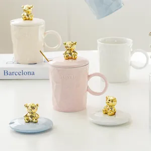 Muggar Candy Color Girl Geometric Mug Simple Ceramic Cup med Golden Bear Lock Spoon Cups Thermal For Coffee Travel Set Go