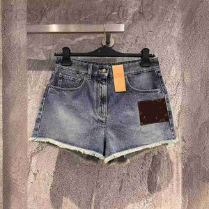 Kvinnors shorts designer 24 vår/sommarålder minskar temperamentet mångsidig hög midjepanel läder gammal blommor päls design tvättade denim shorts qi7c