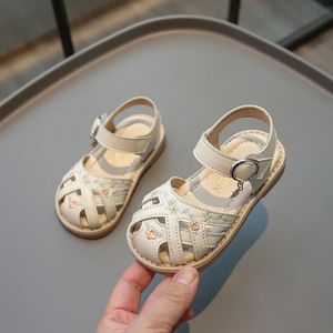 Sandali estivi per bambini ragazze principessa da ricamo da ricamo scarpe piatto di moda per bambini causali sandali da spiaggia a piedi sandali 240416