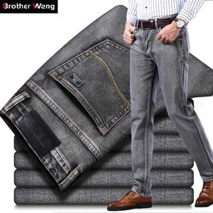 Mäns jeans 2022 Nya herrar elastiska regelbundna fit Business Casual Classic Style Denim Black Blue Grey Pants Q240427