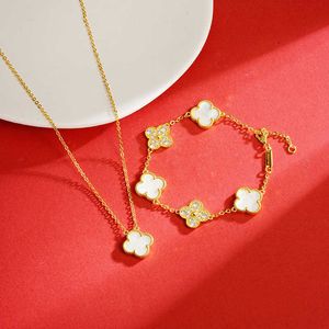 2024 Classic Four Leaf Clover Necklaces Pendants Lao Xiang Feng ins style four leaf clover necklace for women niche fashion light luxury design highend br