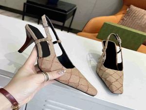 Sandálias de slingback feminino Designer de sandália de salto médio Mina preta com cristais e sapatos impressos com espumantes de borracha de couro Sum5925707