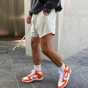 Erkek Şort Yaz Erkekler Yeni Ins Modaya Modaya Gizli Sokak Gevşek Şort Crossover Sporlar Sıradan Nefes Alabilir Düz Renk Fitness Pantolonlar Q240427