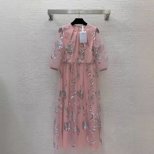 2024 Sumping letni różowy kwiecisty haftowa sukienka tiulowa 3/4 okrągła szyi cekiny midi swobodne sukienki B4A252327