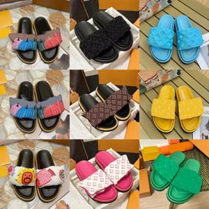 2024 Neue Designer -Schieberegler Pantoffeln Frauen Männer Pool Kissen Slides Mode klassische Drucke flache Mules Sommer Sandalen Strand graue schwarze Sandalen mit Schachtel