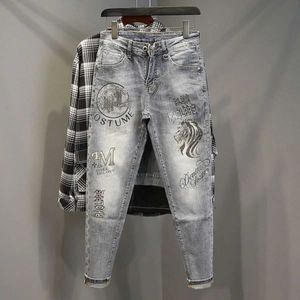 Mäns jeans vår och höst pojkvän ungdomsmode denim designer tryckt grafisk lejon het diamant casual grå ultral tunna varor män byxor q240427